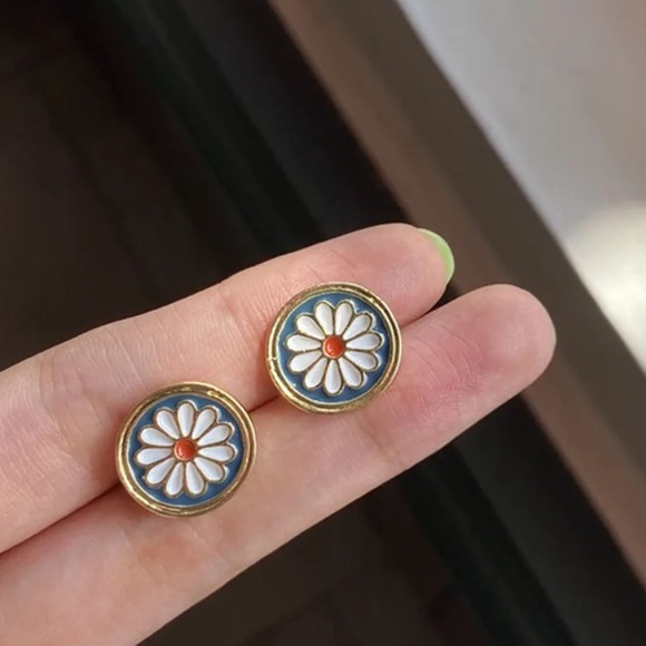 Gold plated round flower earrings - Picture 2 of 4